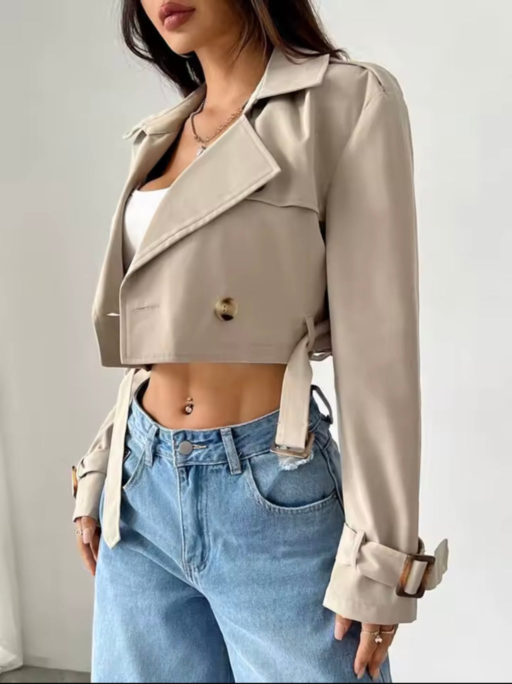 Chaqueta Cropped Tipo Trench Beige con Cinturón Ajustable