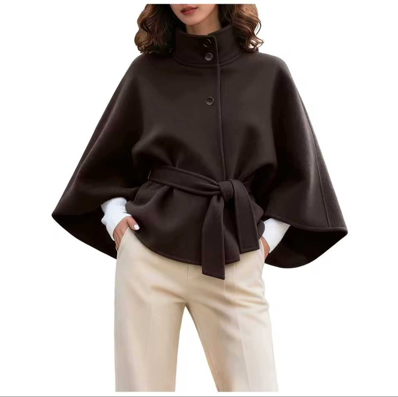 Capa Elegante Beige con Cuello Alto y Cinturón – Estilo Sofisticado y Atemporal
