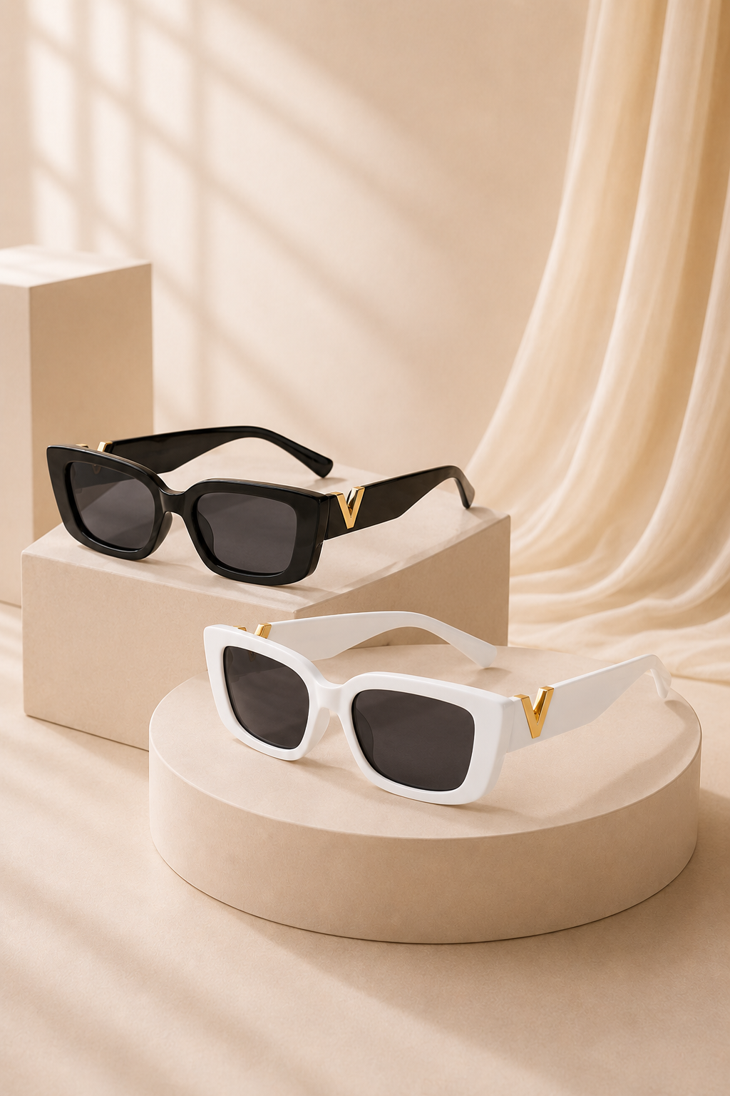Gafas de Sol Rectangulares Negras con Detalle Dorado – Estilo Elegante y Moderno