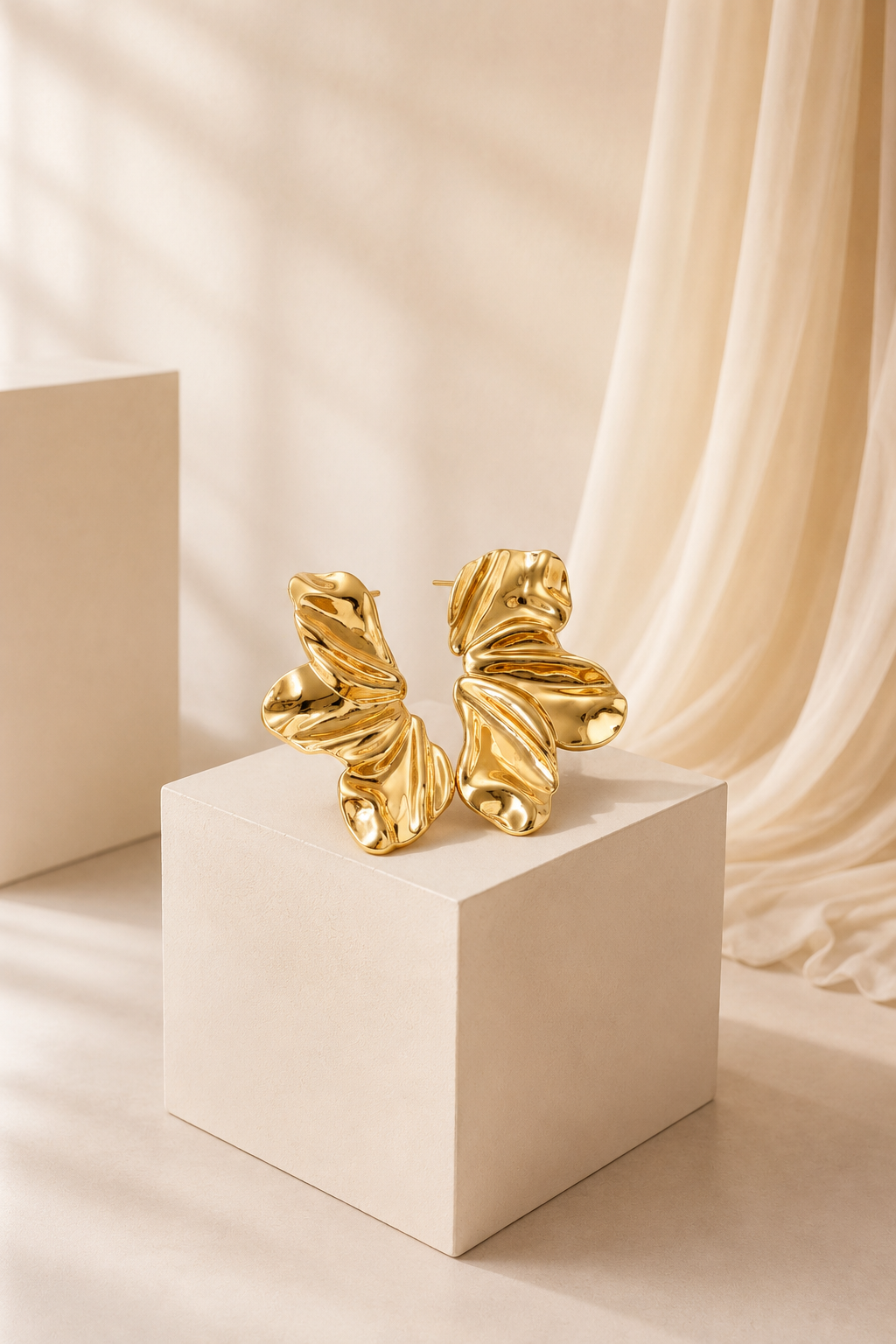 Pendientes Escultura Mariposa Dorada – Diseño Elegante y Sofisticado