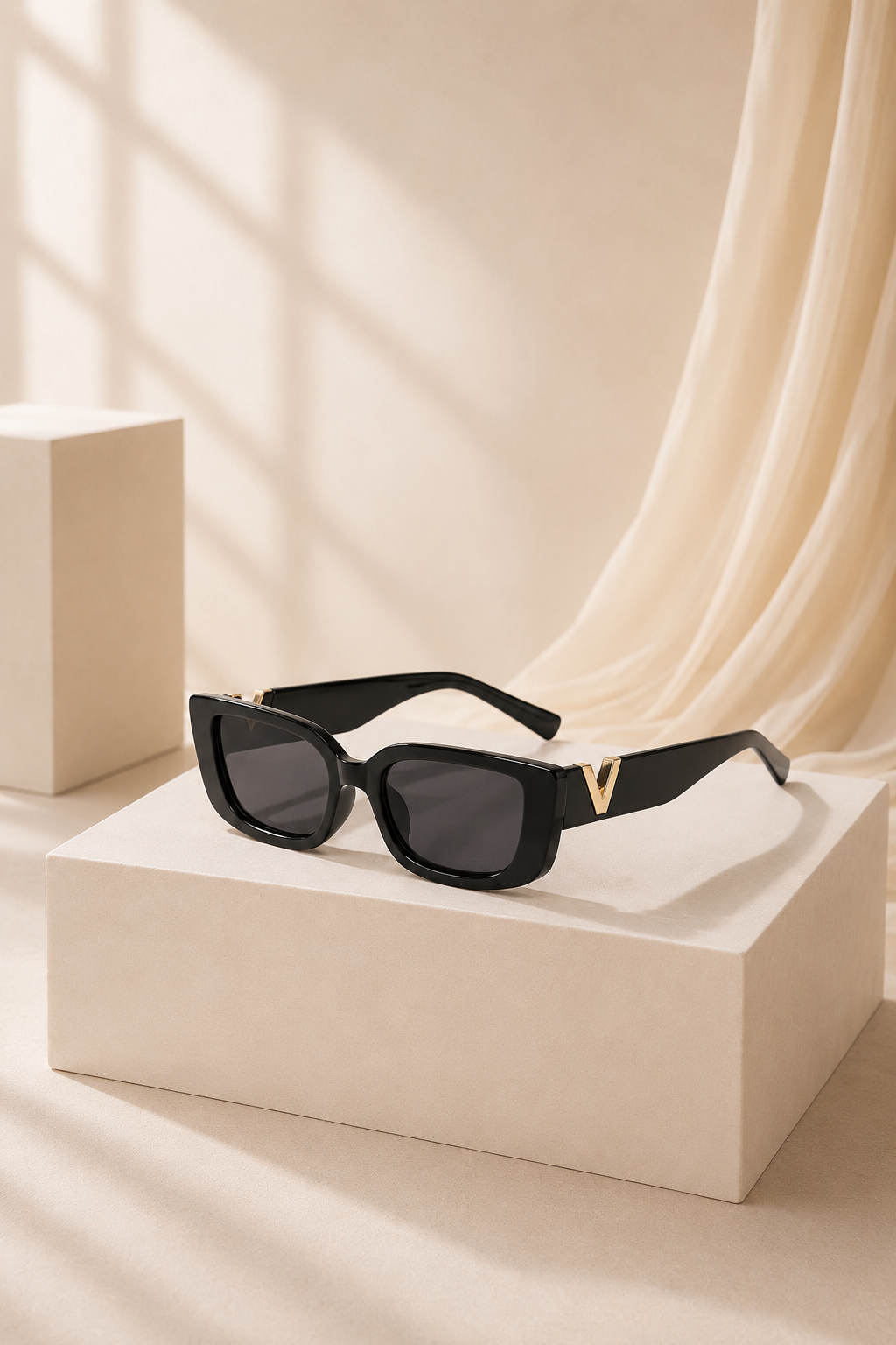 Gafas de Sol Rectangulares Negras con Detalle Dorado – Estilo Elegante y Moderno