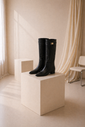 Botas Altas de Cuero Negro con Detalle Dorado Elegante