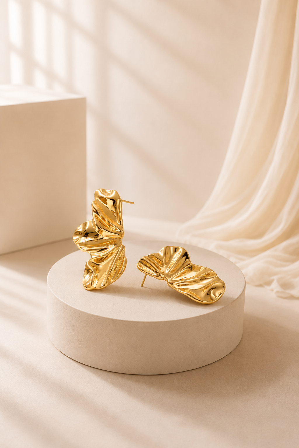 Pendientes Escultura Mariposa Dorada – Diseño Elegante y Sofisticado