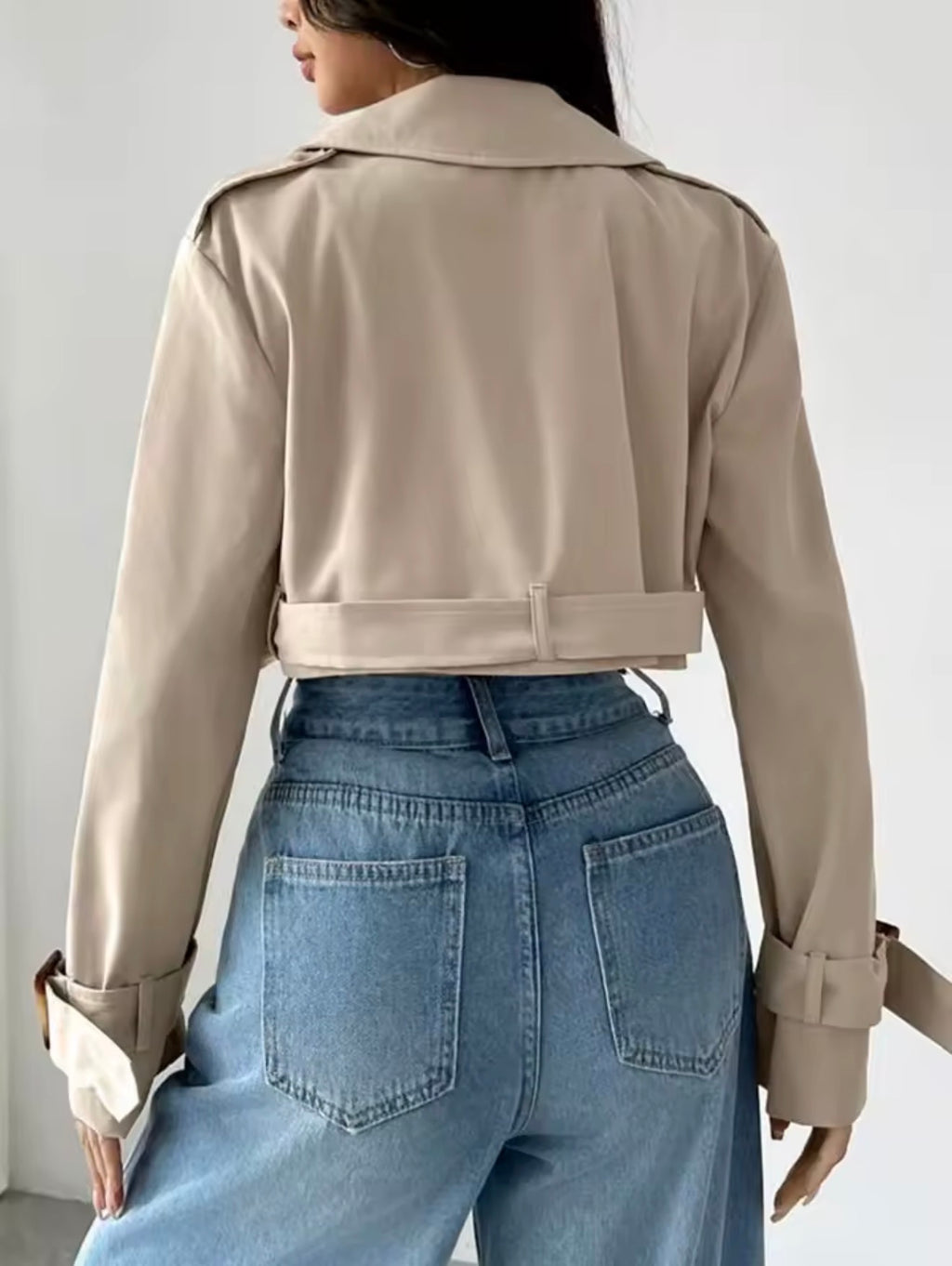 Chaqueta Cropped Tipo Trench Beige con Cinturón Ajustable