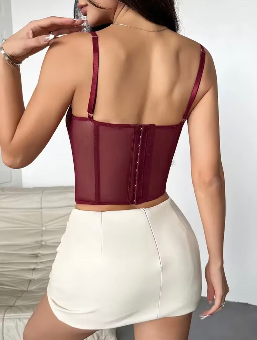 Corset Elegante de Encaje con Falda Ajustada – Conjunto Sofisticado y Sensual