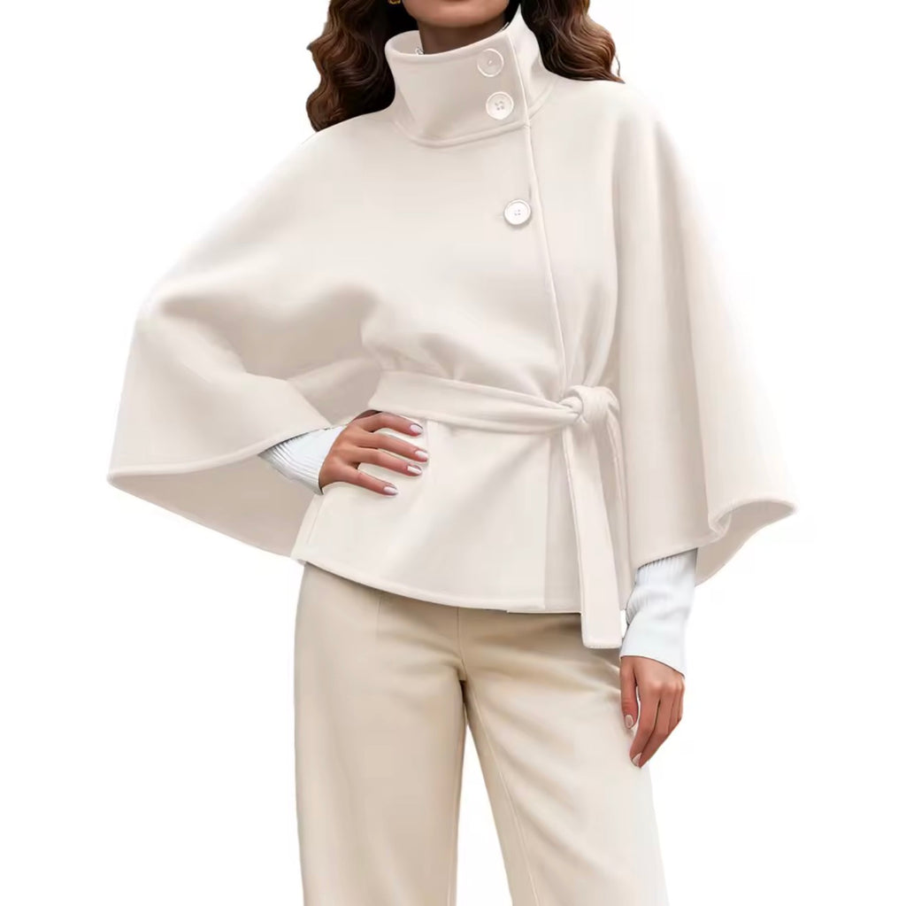 Capa Elegante Beige con Cuello Alto y Cinturón – Estilo Sofisticado y Atemporal