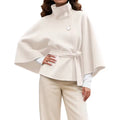 Capa Elegante Beige con Cuello Alto y Cinturón – Estilo Sofisticado y Atemporal
