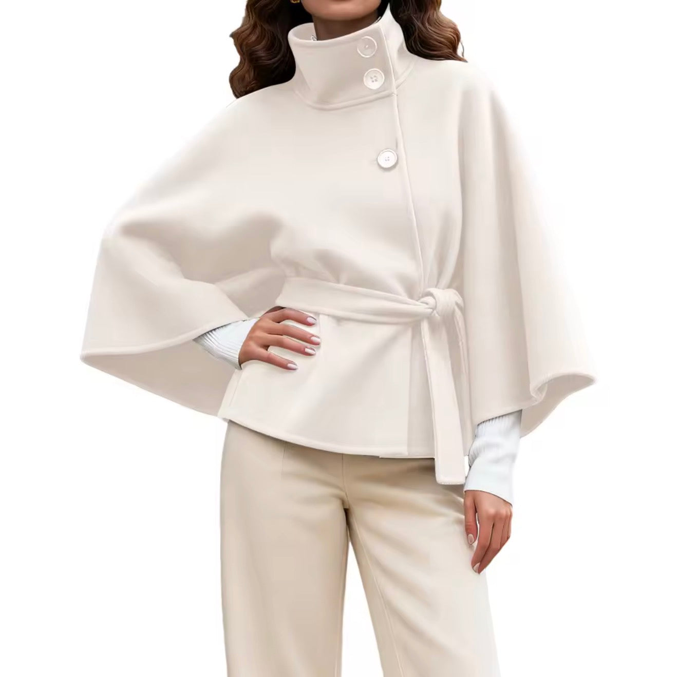 Capa Elegante Beige con Cuello Alto y Cinturón – Estilo Sofisticado y Atemporal