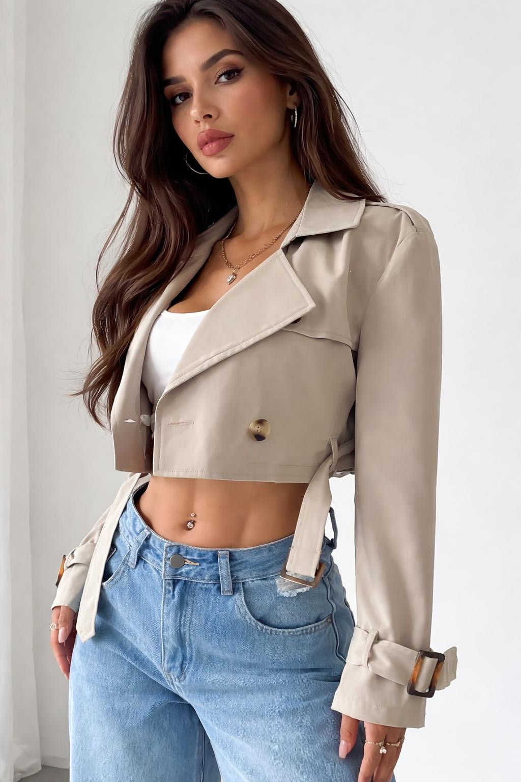 Chaqueta Cropped Tipo Trench Beige con Cinturón Ajustable