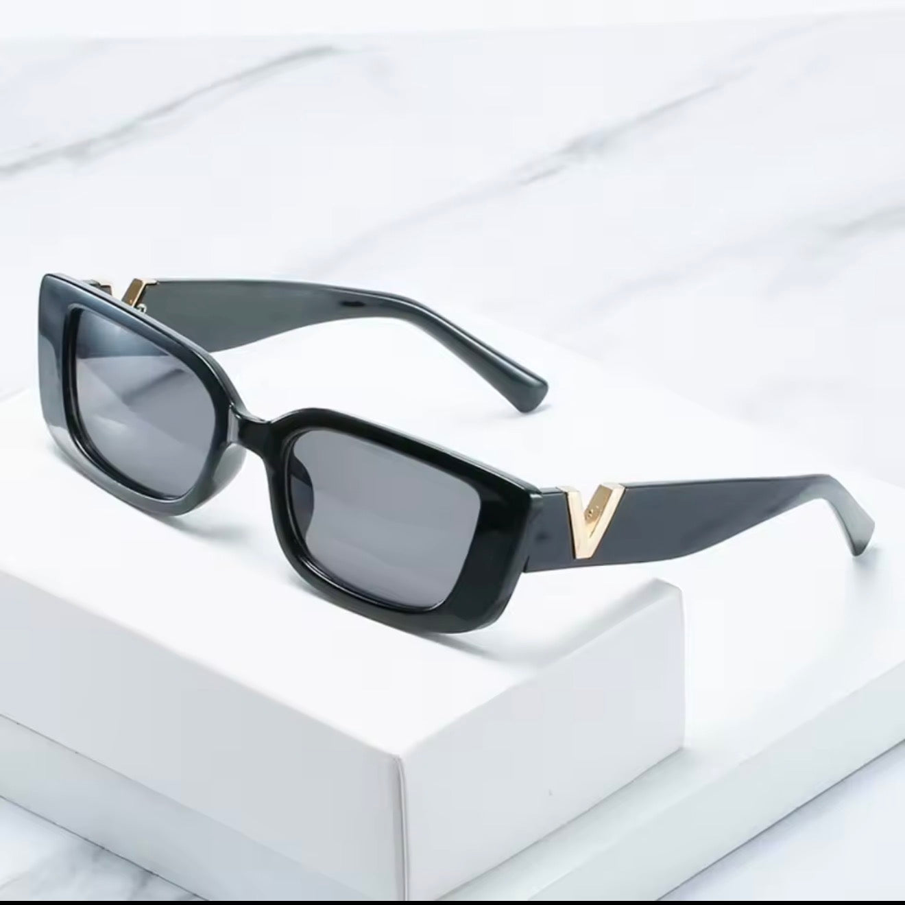 Gafas de Sol Rectangulares Negras con Detalle Dorado – Estilo Elegante y Moderno
