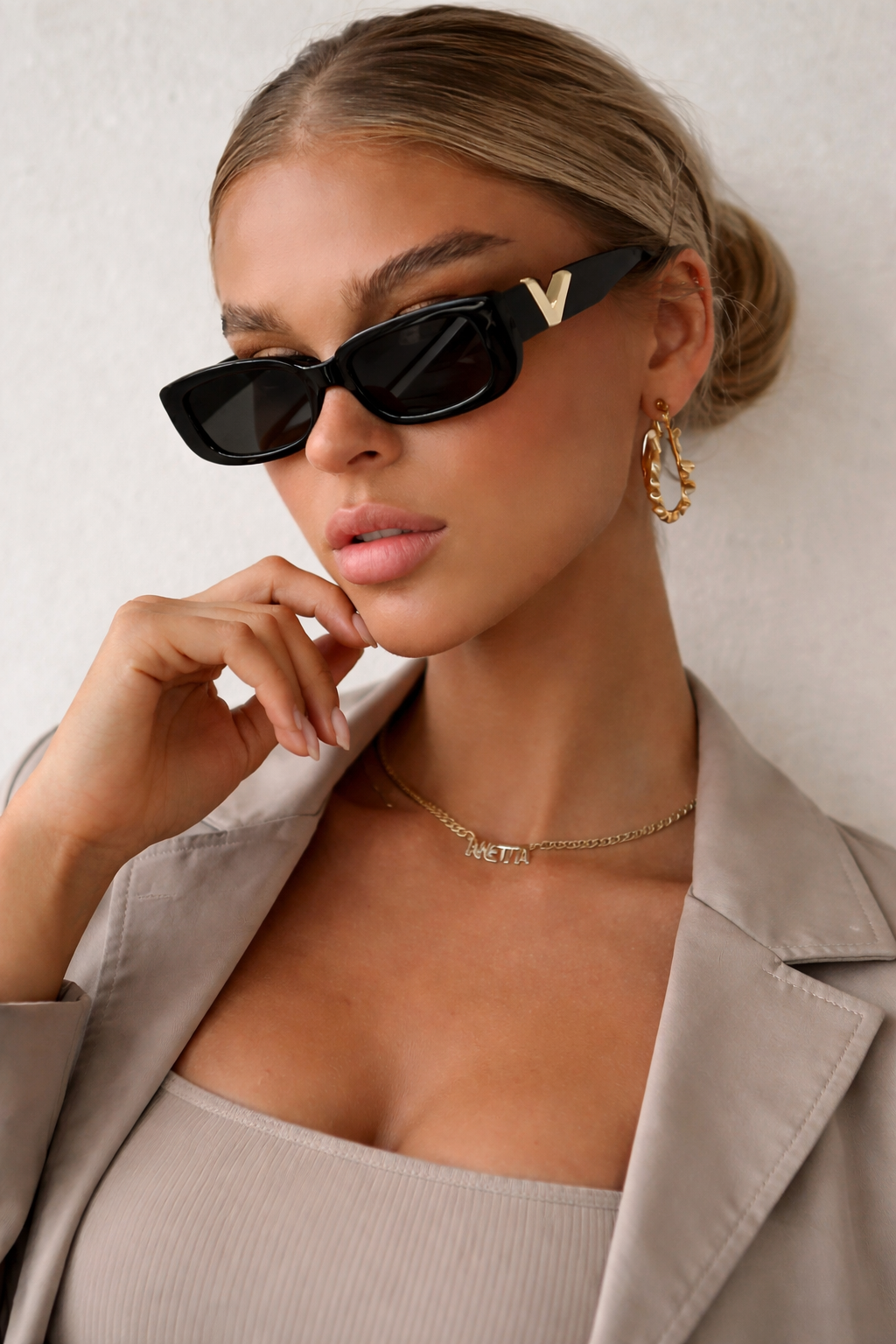 Gafas de Sol Rectangulares Negras con Detalle Dorado – Estilo Elegante y Moderno