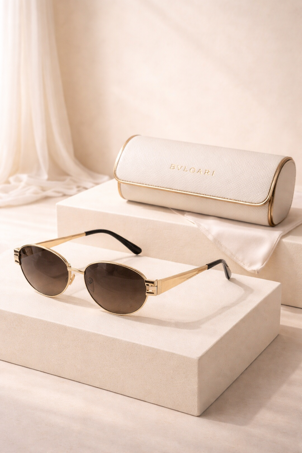 Gafas de Sol Ovaladas Vintage con Montura Dorada y Lentes Oscuras