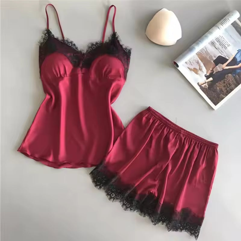 Elegancia Seductora: Conjunto de Lencería Satinada con Encaje