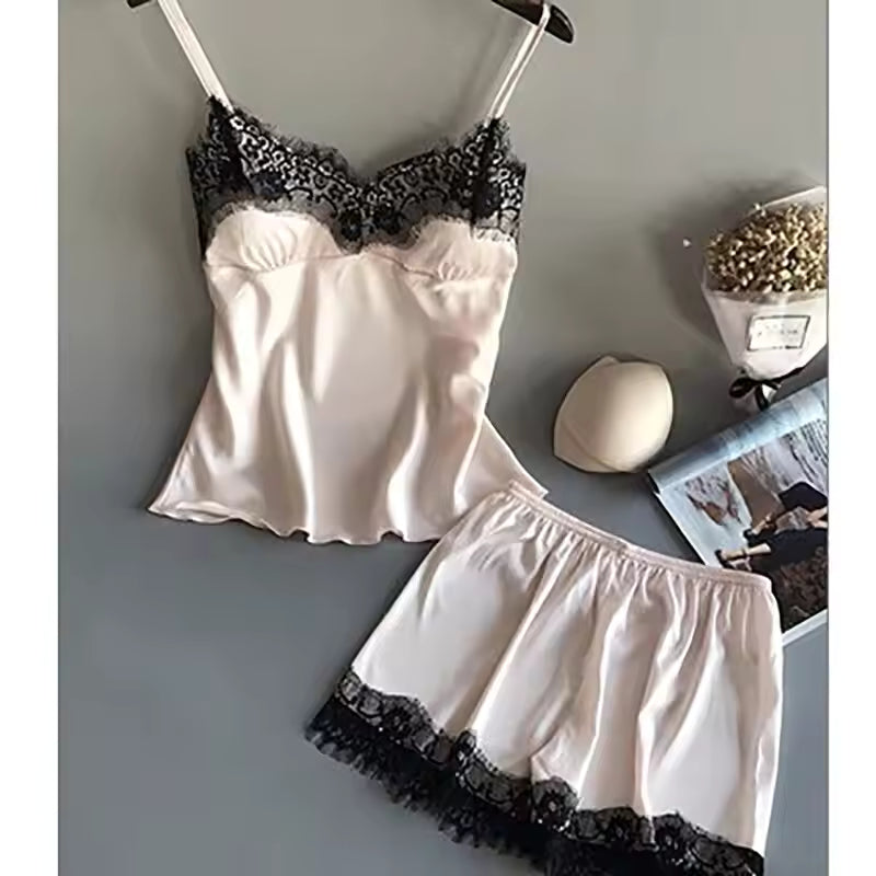 Elegancia Seductora: Conjunto de Lencería Satinada con Encaje