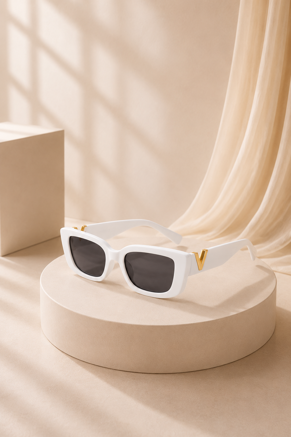 Gafas de Sol Rectangulares Negras con Detalle Dorado – Estilo Elegante y Moderno