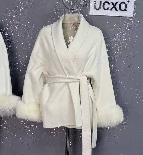 Abrigo Elegante de Mujer con Cinturón y Detalles de Pelo – Estilo Sofisticado