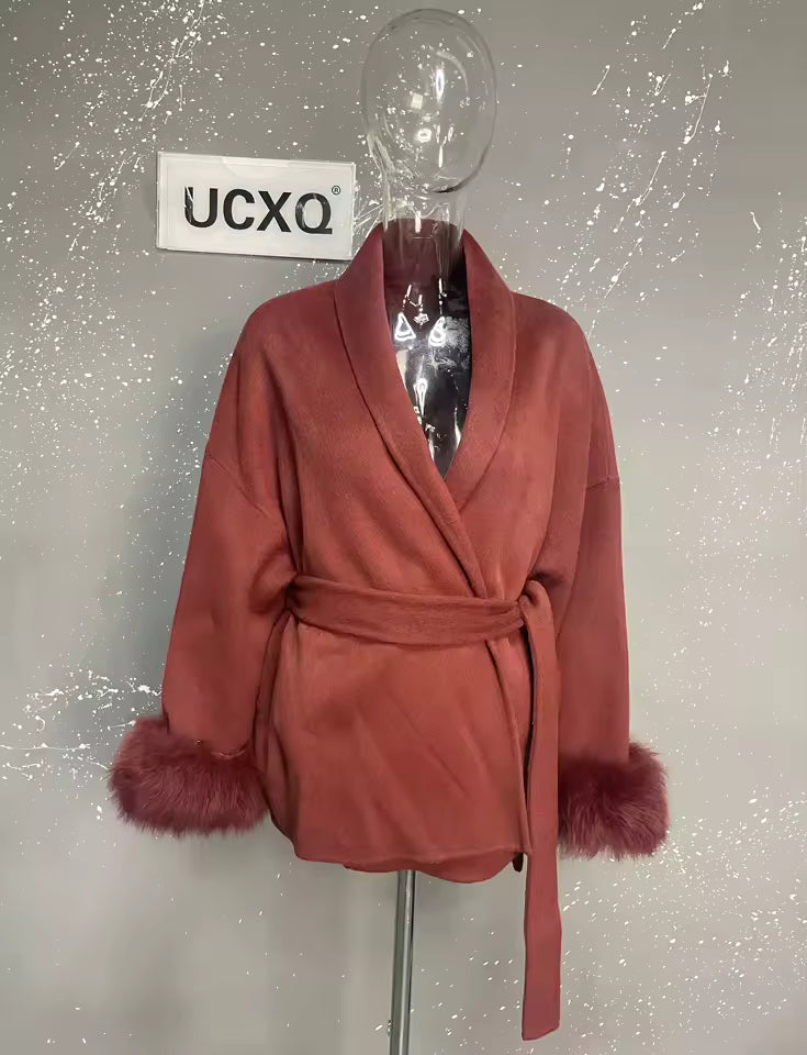 Abrigo Elegante de Mujer con Cinturón y Detalles de Pelo – Estilo Sofisticado
