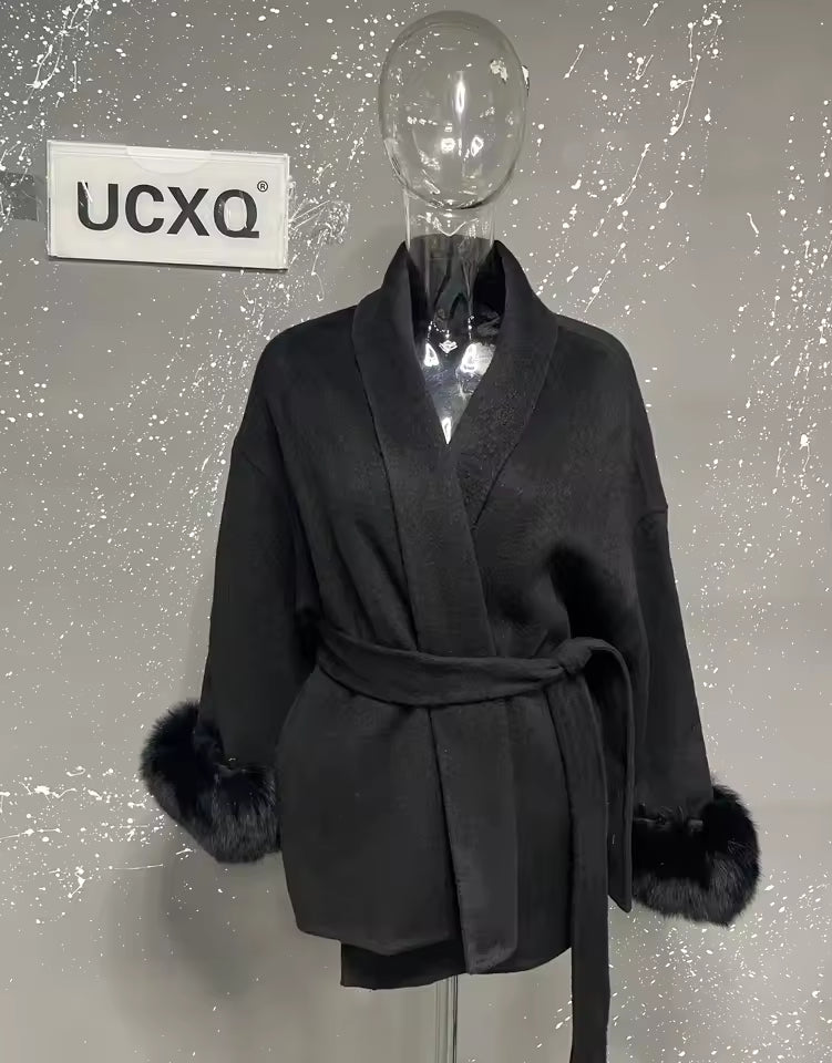 Abrigo Elegante de Mujer con Cinturón y Detalles de Pelo – Estilo Sofisticado