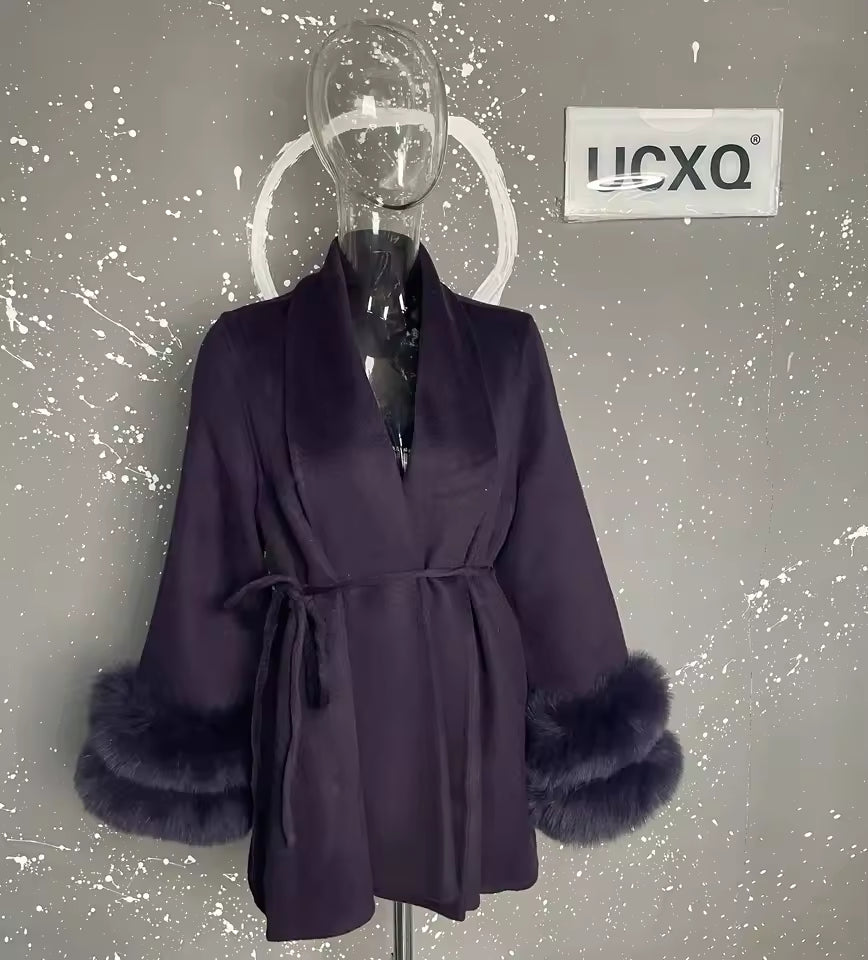 Abrigo Elegante de Mujer con Cinturón y Detalles de Pelo – Estilo Sofisticado