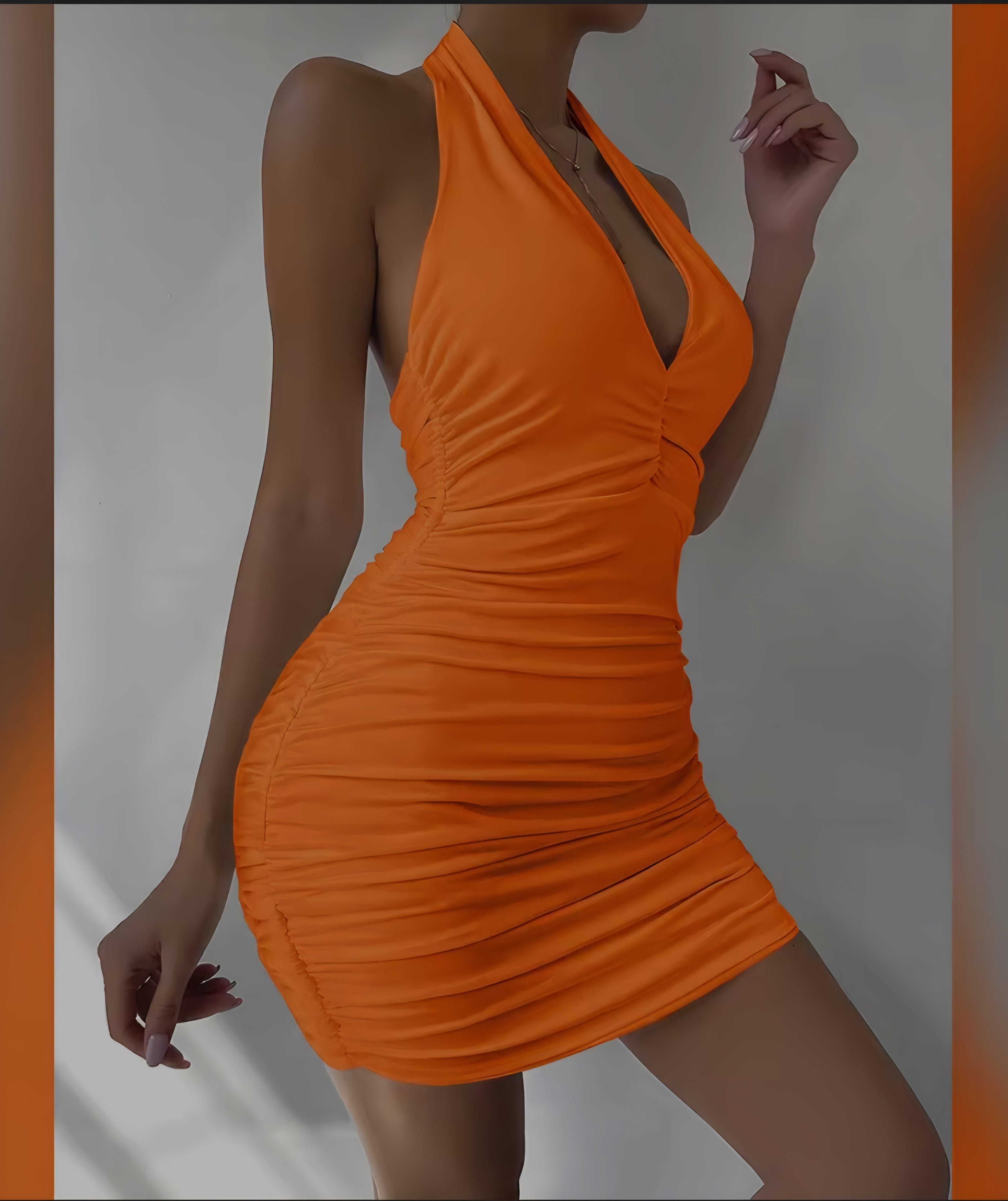 Vestido Mini  Ajustado con Escote Halter y Diseño Fruncido