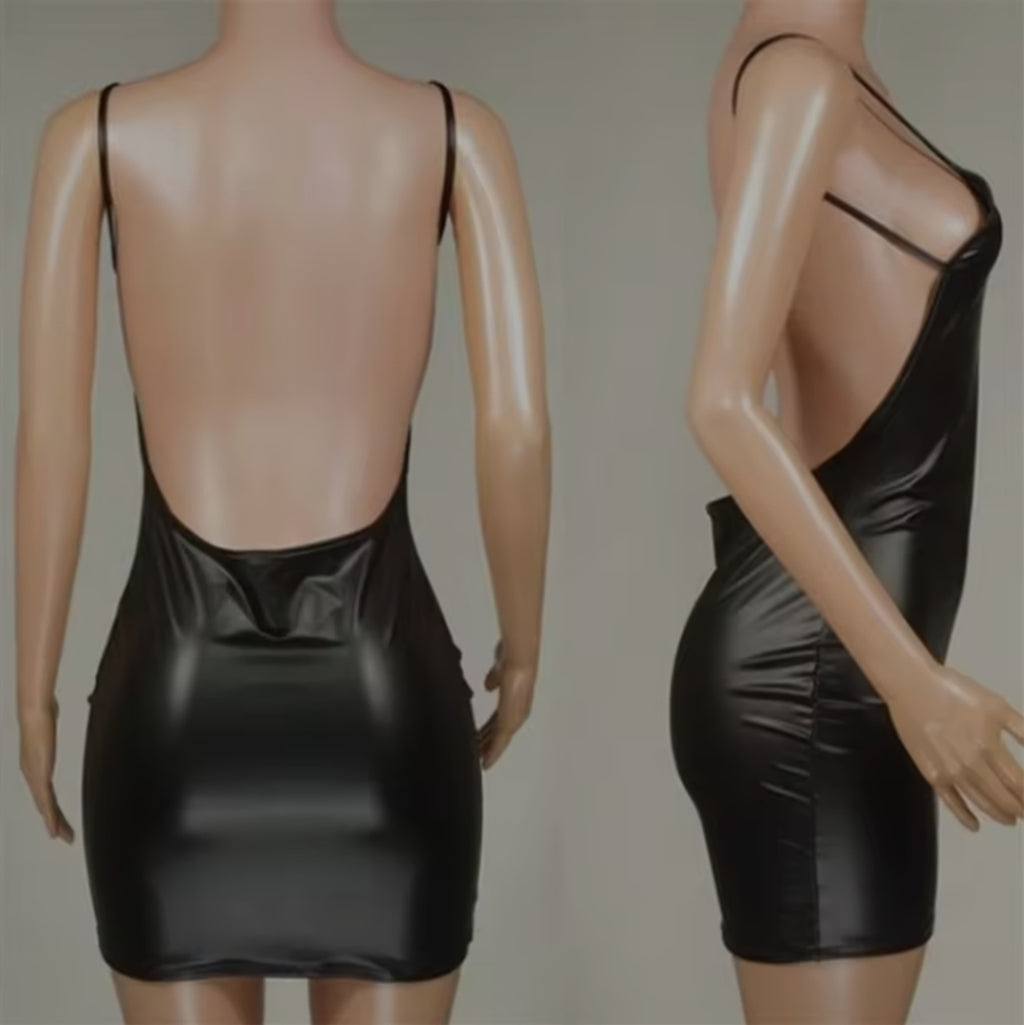 Vestido Corto Ajustado Efecto Cuero con Espalda Descubierta – Sexy y Elegante
