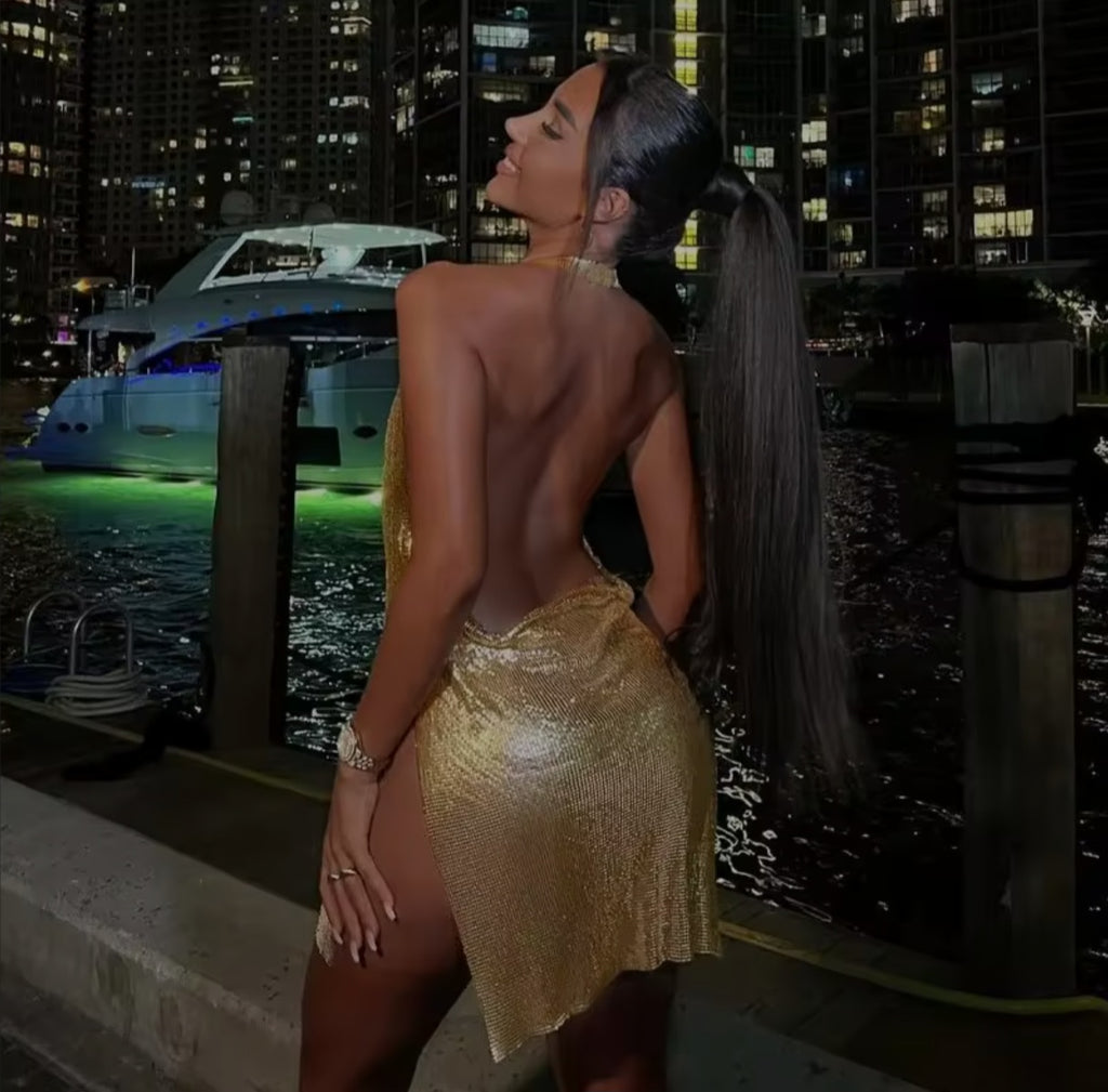 Vestido Corto de Fiesta con Brillo Dorado y Abertura – Glamour y Elegancia