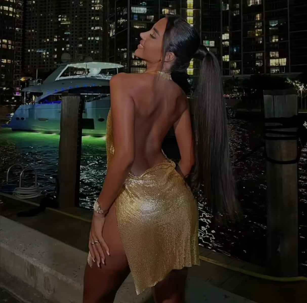 Vestido Corto de Fiesta con Brillo Dorado y Abertura – Glamour y Elegancia